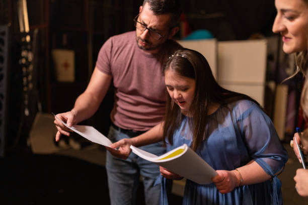 Why Enroll in an Online Acting School to Hone Onstage Skills and Expand Artistic Horizons?